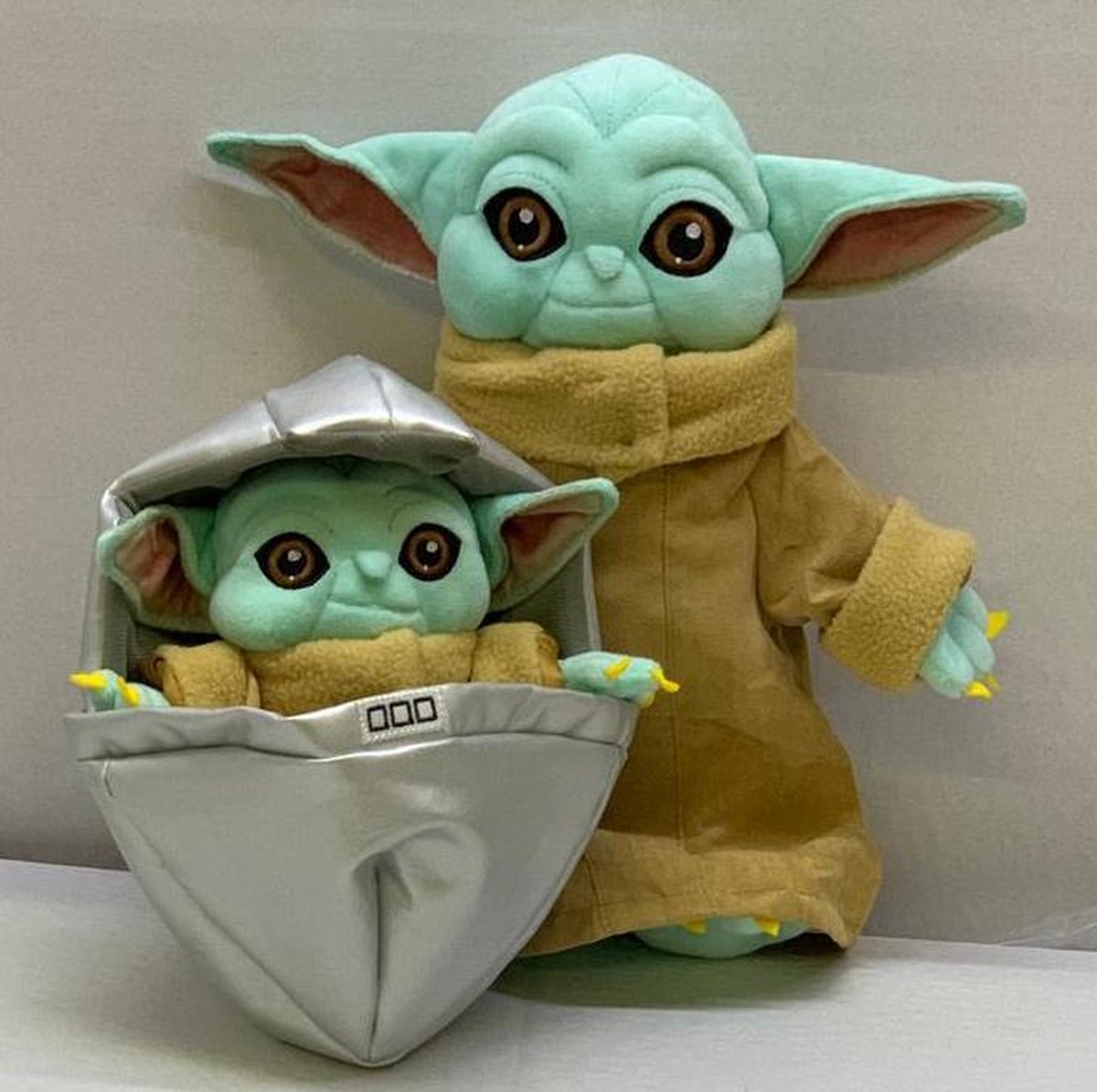 Yoda knuffel set (2 stuks) Baby Yoda 25cm + Yoda 32cm - Pluche Star Wars Plush | Precious Cargo The Mandalorian | Yoda 32cm + Yoda in a floating Pod 25cm